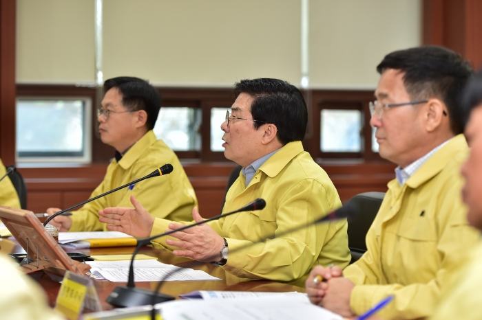 ‘신종 코로나바이러스 감염증’ 관련 긴급대책회의를 주재하는 유두석 장성군수