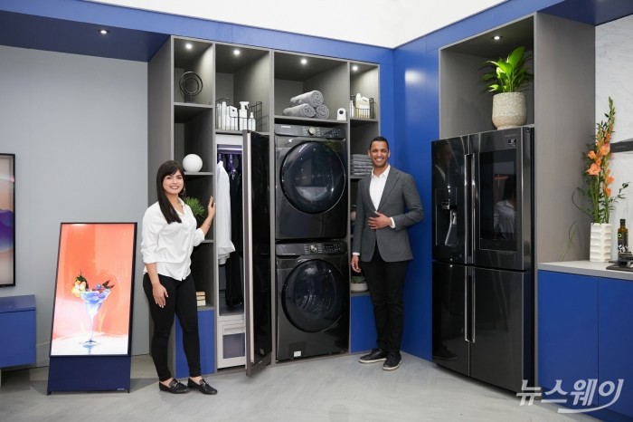 삼성전자 모델이 북미 최대 규모의 주방·욕실 관련 전시회인 KBIS 2020에서 프리미엄 세탁기·건조기와 패밀리허브 냉장고 등으로 구성된 ‘커넥티드 리빙존’에서 차별화된 AI·IoT가전을 소개하고 있다. 사진=삼성전자 제공