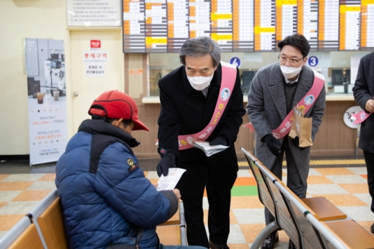 6일 한국서부발전 김병숙 사장이 태안군 버스터미널 대기실에서 지역주민에게마스크를 건네며 신종코로나바이러스 감염증 예방을 위한 홍보활동을 하고 있다.