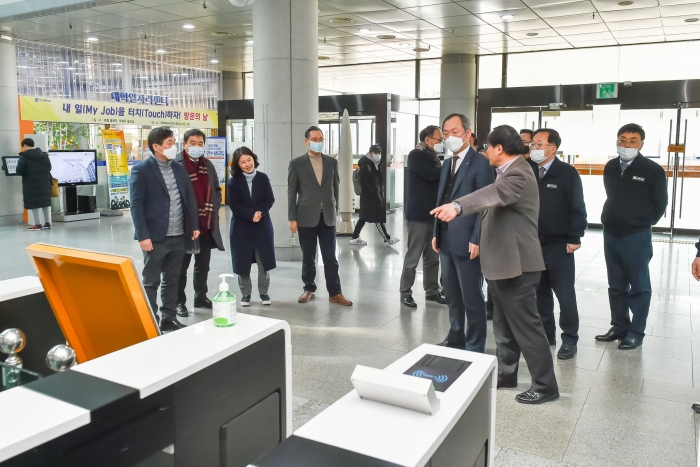 조선대학교 민영돈 총장, 신종 코로나바이러스 대응 시설 점검-중앙도서관