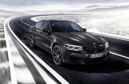 BMW 샵 온라인에서 2월 한정판 모델로 선보이는 ‘M5 컴페티션 35주년 에디션’은 M5 탄생 35주년을 기념해 전 세계 350대 한정으로 생산됐으며, 국내에서는 35대만 판매될 예정이다. 사진=BMW 제공