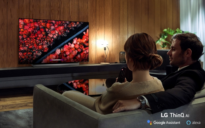 모델들이 해외 유력 매체들로부터 ‘최고 TV’로 호평 받은 LG 올레드 TV(모델명: C9)를 즐기고 있다. 사진=LG전자 제공