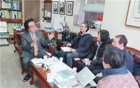 7일 김기덕 서울시의원이 성미산의 생태적 복원을 꿈꾸는 산다움 임원진의 의견을 청취하고 있다.