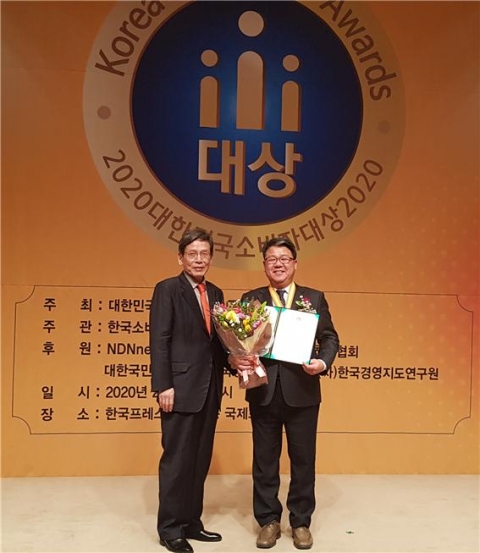 11일 홍성룡 서울시의원(오른쪽)이 한국프레스센터에서 열린 ‘2020 대한민국소비자대상시상식’에서 소비자의회정책부문 대상을 수상하고 있다.