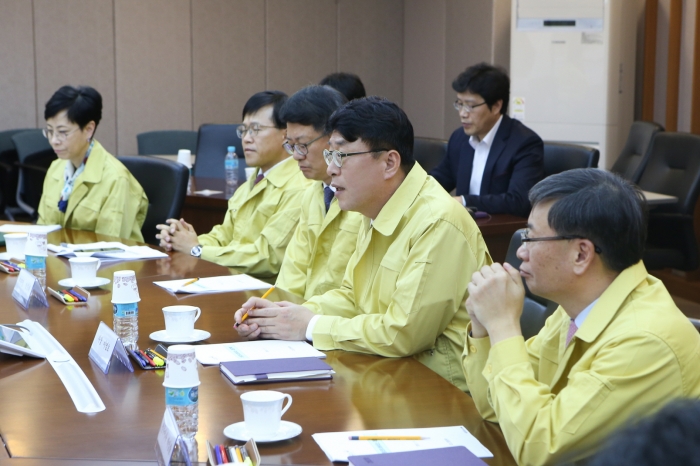 회의를 주재하는 한국예탁결제원 이명호 사장(앞줄 좌측에서 4번째). 사진=한국예탁결제원 제공