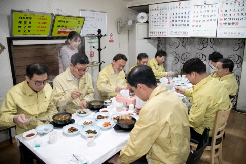 강임준 군산시장과 간부공무원, 지역 경제 활성화 동참