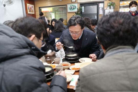 13일 채현일 영등포구청장이 지역경제 살리기 위해 직원들과 함께 인근 식당에서 삼계탕으로 식사를 하고 있다.