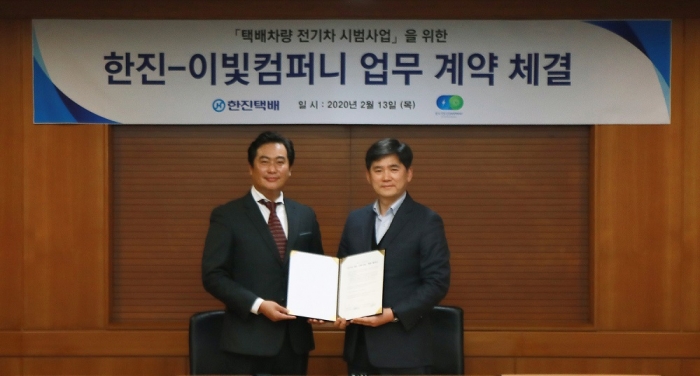 박정민 ㈜이빛컴퍼니 대표이사(왼쪽)과 신영환 ㈜한진 택배사업본부장. 사진=한진 제공