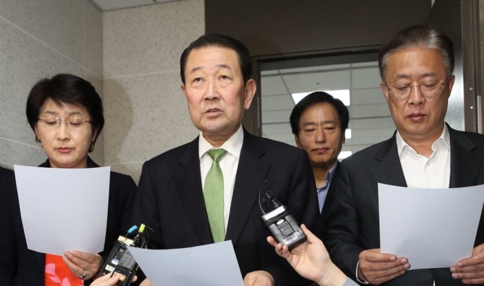 통합 합의문 읽는 3당 의원들. 사진=연합뉴스 제공