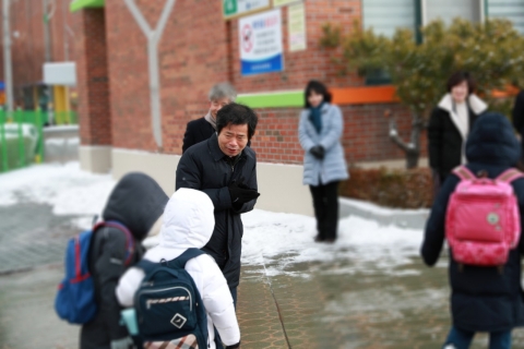 김승환 전북도교육감, 등교 재개한 군산학교 격려 방문