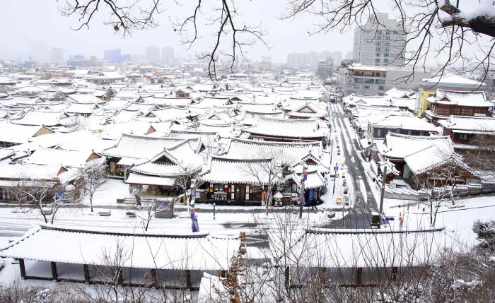  눈덮인 전주한옥마을 기사의 사진