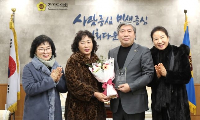 송한준 경기도의회 의장, 방송통신高 ‘만학도’가 수여하는 감사패 수상