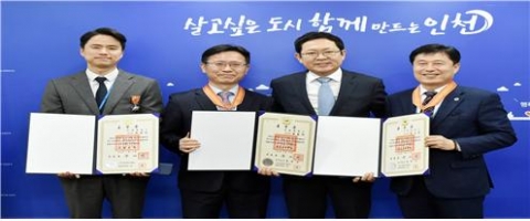 17일 박남춘 인천시장(오른쪽 두 번째)이 ‘2019우수공무원 훈·포장 전수식’에서 우수공무원 선정자들과 기념촬영을 하고 있다.