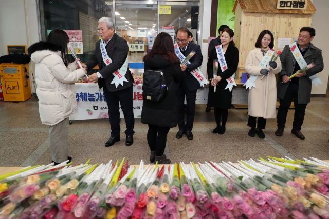광주원예농협, 장미 꽃 나누며 코로나19 격리자 일상복귀 축하