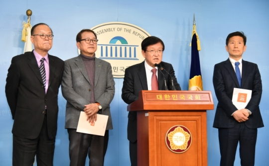 18일 서상목 한국사회복지협의회장(오른쪽 두 번째)이 사회복지계 인사들과 함께 국회 정론관에서 ‘사회복지계 정책 제언’을 발표하고 있다. 사진=한국사회복지협의회