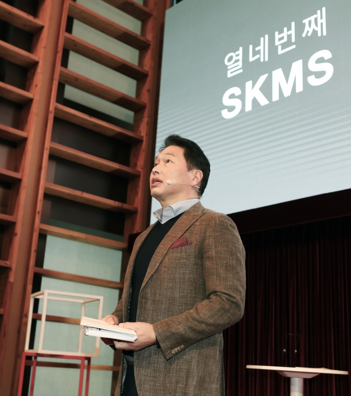 최태원 SK 회장이 지난 18일 SK서린빌딩에서 열린 SKMS 개정선포식에 참석해 TED방식으로 SKMS 14차 개정 취지와 핵심 내용을 발표하고 있다. 사진=SK 제공