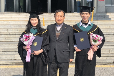 원광대 박맹수 총장, 학교 방문한 졸업생들과 기념촬영
