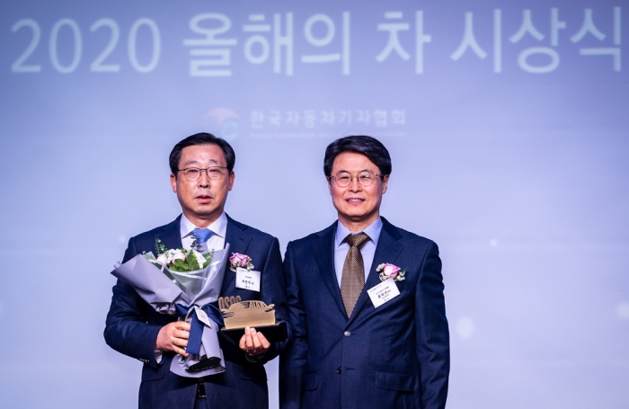 박한우 기아자동차 사장(왼쪽)과 홍대선 한국자동차기자협회 회장이 2020 올해의 차 (대상 K5) 시상식에서 기념사진을 찍고 있다. 사진=한국자동차기자협회 제공