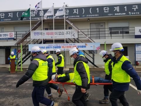 21일 인천항만공사가 인천남항 배후단지 조성공사 현장에서 2020년도 상반기 재난대응훈련을 실시하고 있다.
