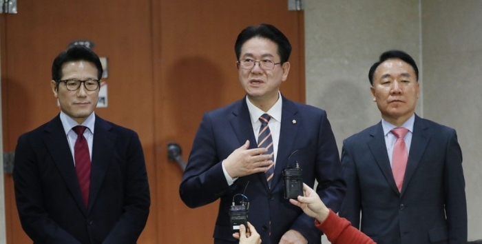 통합미래당에 입당하는 이동섭 의원. 사진=연합뉴스 제공