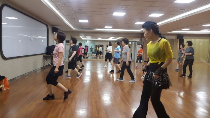 한국마사회 광주지사 문화센터 라인 댄스 수강 모습