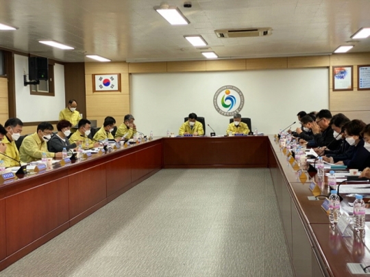 22일 도성훈 인천시교육감이 `코로나19` 관련 긴급 비상대책회의를 주재하고 있다.