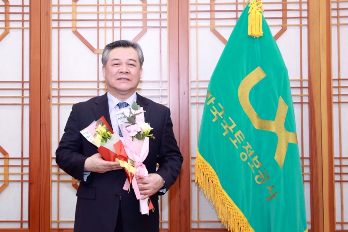 LX 최창학 사장이 ‘코로나 19’ 확산에 따라 송하진 전북도지사 지명으로 ‘꽃 선물 릴레이’에 참여하고 있다.