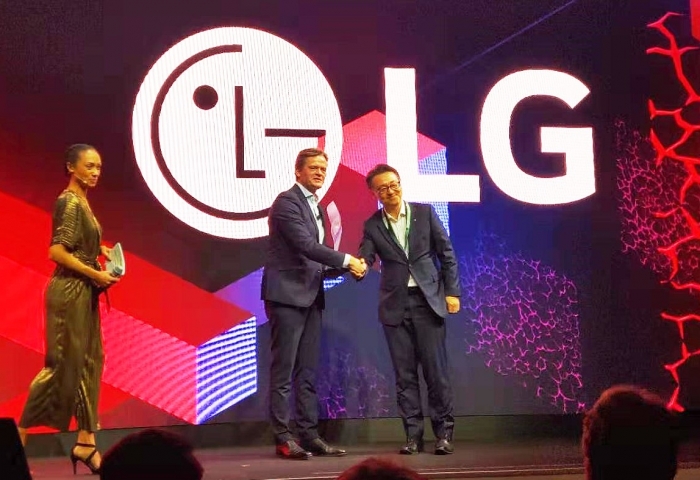 LG전자 VS스마트사업부장 은석현 전무(오른쪽)가 독일 다임러 본사에서 열린 시상식에서 수상하고 있다. 사진=LG전자 제공