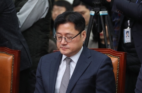 ‘봉쇄조치’ 발언 홍익표 수석대변인 사임···후임에 강훈식