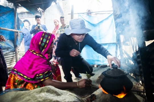 지난해 2월 19일 중부발전 박형구 사장(오른쪽)이 방글라데시 빈민촌 가정의 쿡스토브 보급을 위해 현지 상황을 살펴보고 있다.