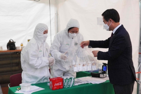 김동원 전북대 총장, 격리 유학생에 간식·편지 전달