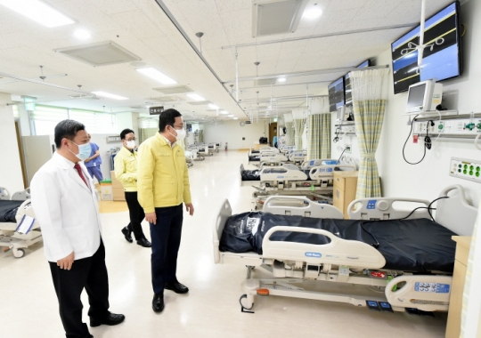 박남춘 인천시장이 26일 감염병 전담진료전문병원인 인천의료원을 방문, 코로나19 확산대비를 위한 입원환자 소산 현장을 점검하고 있다.