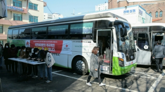 27일 미추홀구 직원들이 헌혈버스에 오르기 전 설문지 작성을 하며 대기하고 있다.