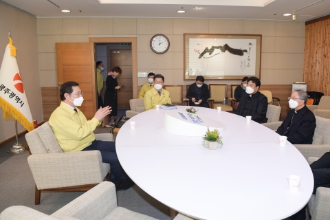 이용섭 광주시장, 김희중 대주교와 코로나19 극복방안 논의