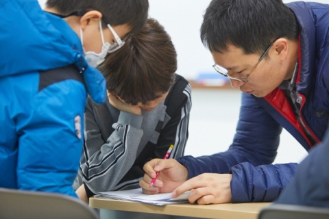 인하대 과학영재교육센터가 운영하는 ’수학영재 토요 교육과정‘에 참가하는 학생들이 지난 22일 60주년기념관 강의실에서 수업을 듣고 있다.