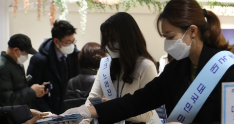 물량 풀리니 또 사재기···마스크 구매 ‘하늘의 별따기’
