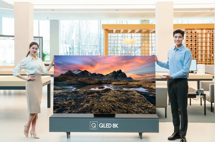 삼성전자 모델이 2020년형 QLED 8K TV를 소개하고 있다. 사진=삼성전자 제공