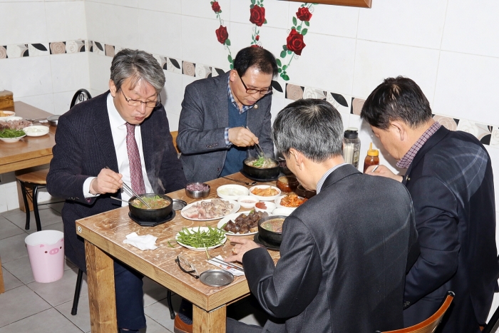 유진섭 정읍시장과 공무원들이 연지시장 내 식당에서 점심식사를 하고 있다.