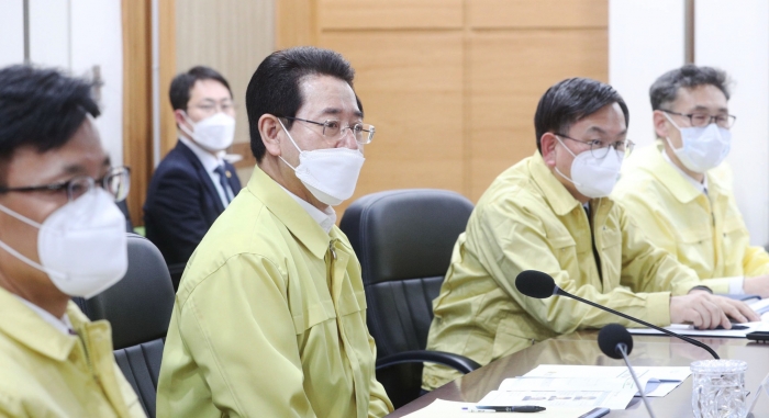 김영록 전남지사가 지난 2일 오후 도청 정약용실에서 ‘코로나19 대응 감염병 전문가 간담회’를 주재하고 있다.