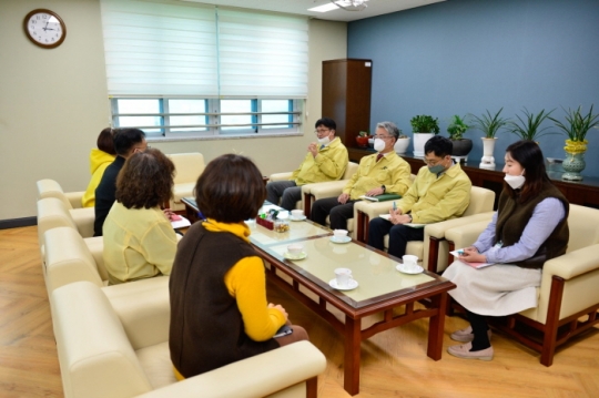 4일 도성훈 인천시교육감이 돌봄학교를 방문해 관계자들과 대화를 나누고 있다.