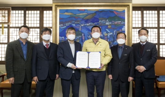 4일 최명용 한국어촌어항공단 이사장(왼쪽 세 번째)이 강석주 통영시장과 어촌뉴딜 300사업 위수탁협약을 체결하고 있다.