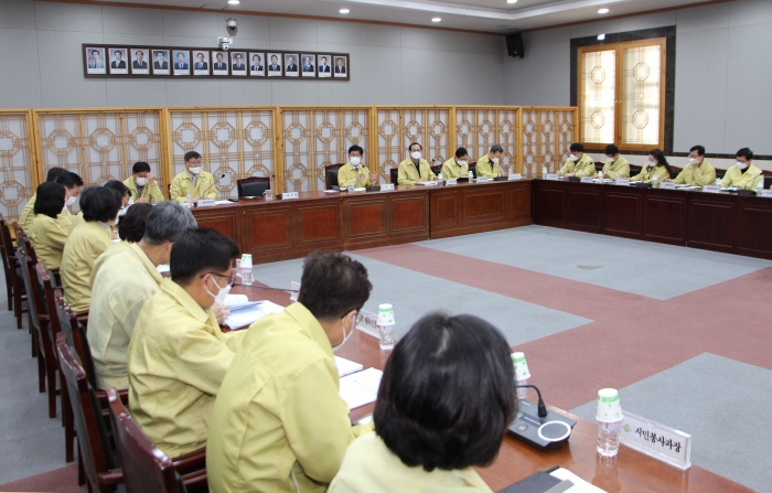 강인규 나주시장은 지난 2일 시청 대회의실에서 열린 3월 주요 업무보고회를 통해 코로나19로 어려움을 겪는 지역경제 위기 극복을 위한 종합대책을 논의했다.