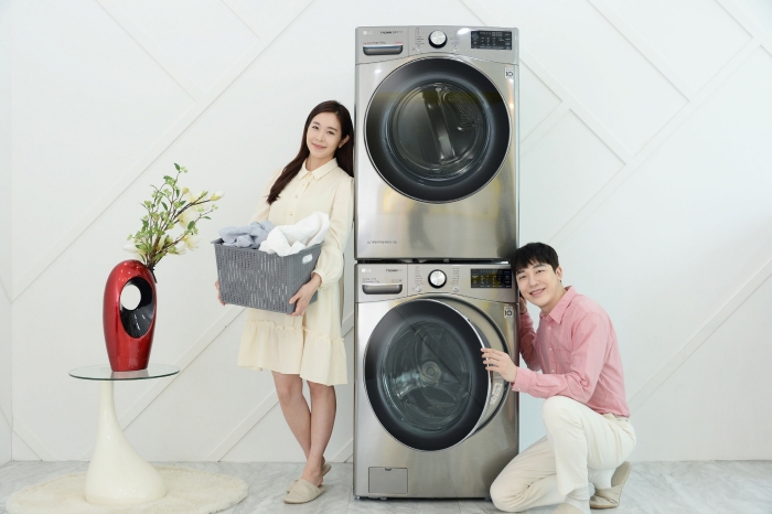 모델들이 ‘LG 트롬 건조기 스팀 씽큐(상)’와 인공지능 DD세탁기 ‘LG 트롬 세탁기 씽큐(하)’를 소개하고 있다.