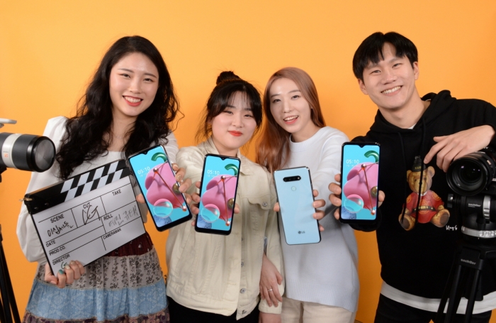 ‘이십세들’의 멤버들이 LG Q51을 소개하고 있다. 사진=LG전자 제공