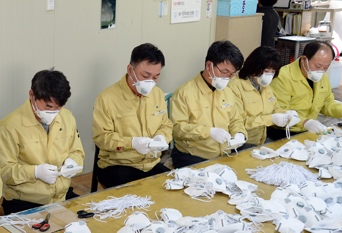 정선군 군의회 의장과 의원들이 관내 마스크업체에서 마스크 생산을 위한 자원봉사에 임하고 있다.