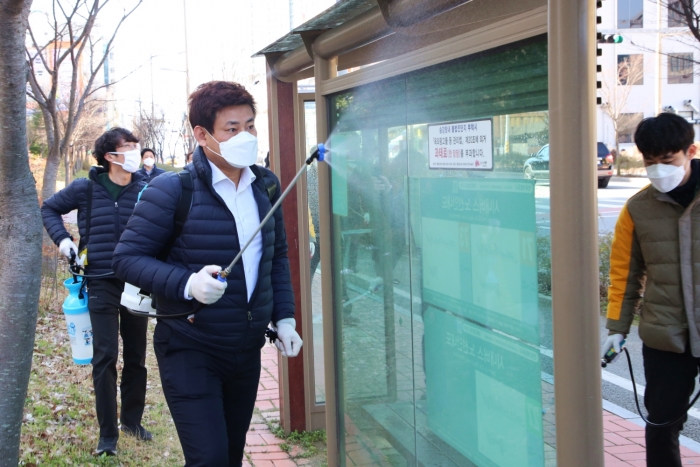 LX가 11일 전북혁신도시 혁신동 일원에서 지역사회 코로나19 확산차단을 위해 방역활동을 실시하고 있다.