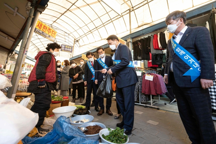 전북은행, 코로나19 위기극복 위한 전통시장 활성화 장보기 행사 기사의 사진