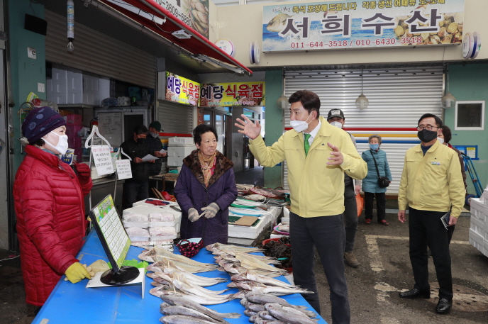 김철우 보성군수, 코로나19 경제 살리기 전통시장 상인 격려 기사의 사진