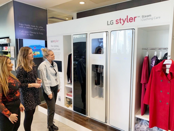 LG전자가 이달 9일부터 20일까지 2주간 프리미엄 백화점을 운영하는 ‘존 루이스(John Lewis)’의 英 런던 소재 본사 1층에 LG 스타일러 체험존을 운영하는 가운데 현지 고객들이 신개념 의류관리기 LG 스타일러를 살펴보고 있다. 사진=LG전자 제공