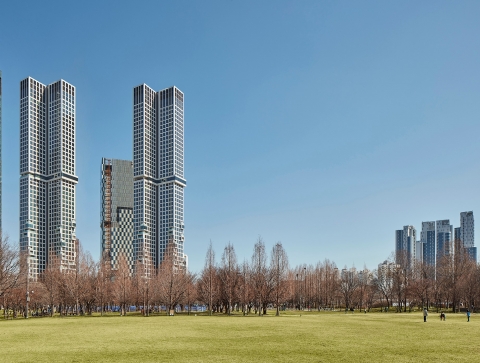 新한강변 랜드마크 ‘아크로 서울포레스트’ 외관작업 완료